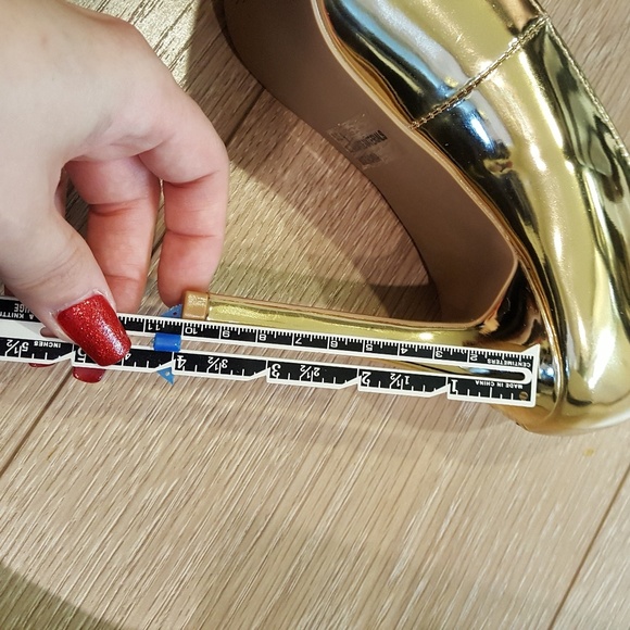 Sexy Metallic Gold heels - Picture 5 of 5